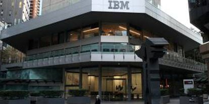 Edificio de oficinas con el logo de IBM.