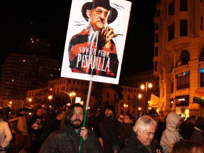 Pancarta de uno de los asistentes a la multitudinaria manifestaci&oacute;n de Valencia.