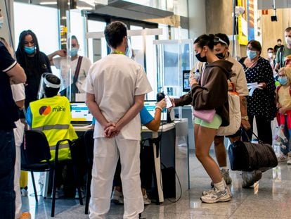 Pasajeros en los controles de llegada, este jueves en el aeropuerto de Palma de Mallorca.