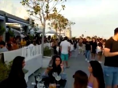 Imagen del vídeo de la aglomeración de personas en La Marina de Valencia este fin de semana.