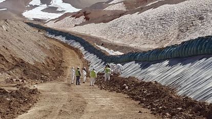 Empleados de Barrick reparan una cañería en Veladero.