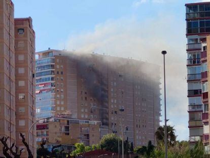 Polvareda causada este sábado por el incendio en un piso de Alicante que ha provocado la muerte de una anciana.