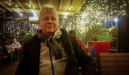 Agron Berisha, en el restaurante Ura, ubicado en el Puente Nuevo de Mitrovica.