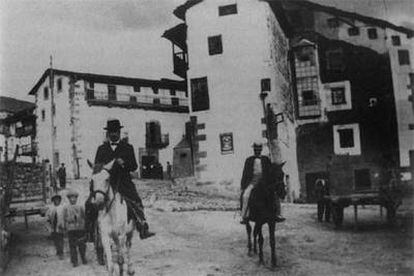 Filiberto Villalobos, en Candelario (Salamanca), durante una campaña electoral (archivo de la familia Villalobos).