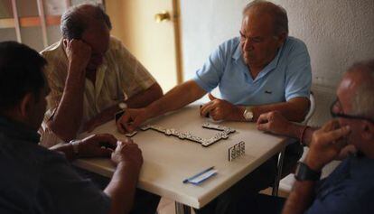 Pensionistas jugando al dominó en Ronda