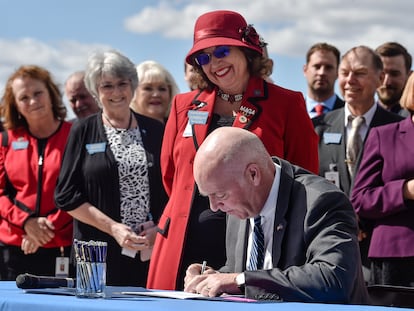 El gobernador republicano de Montana, Greg Gianforte, firma una ley de planificación familiar, el 26 de abril de 2021.