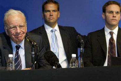 Rupert Murdoch, acompañado por sus hijos Lachlan (centro) y James, en una asamblea celebrada en 2002.