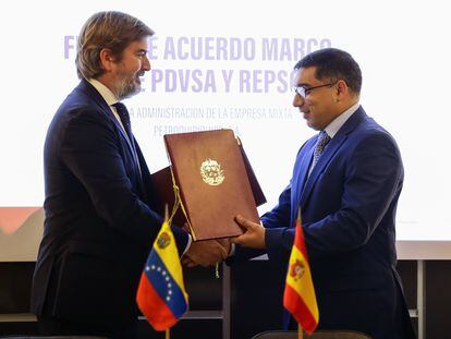 El jefe de Upstream de Repsol, Francisco Gea, y el ministro del Petróleo de Venezuela, Pedro Rafael Tellechea, durante la firma del acuerdo.