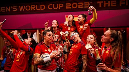 Las jugadoras de la selección española de fútbol femenino celebran su victoria tras ganar la final del Mundial en Sídney.
