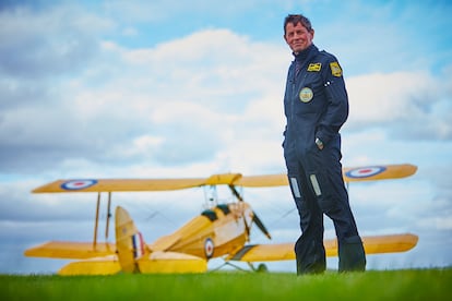 El expiloto de la RAF, David Morgan, posa junto a su avión en cercanías de donde vive en Shaftersbury, a 150 km de Londres.