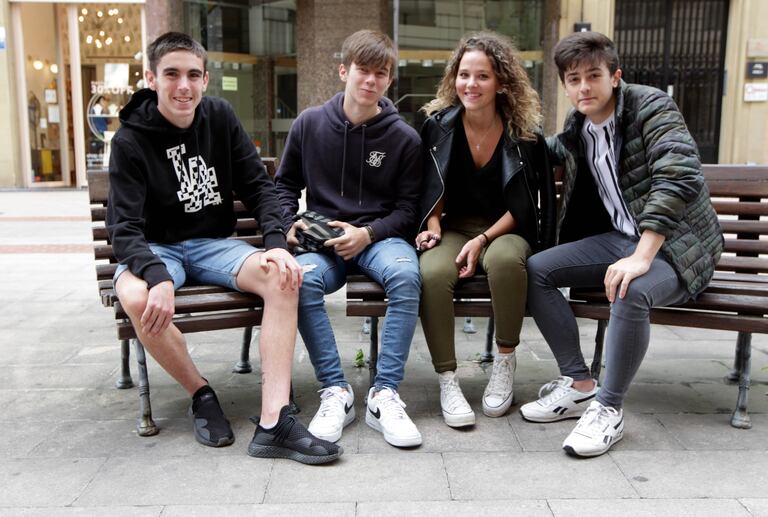 Los jóvenes Gorka Escalante, Unai González, Iker Villamayor y Leire Carbajo, en un banco de Bilbao.