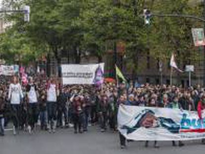 Un momento de la manifestación convocada por la asociación juvenil de la izquierda abertzale, Ernai, hoy en Bilbao en contra de la precariedad laboral y a favor de los derechos de los trabajadores y la educación.