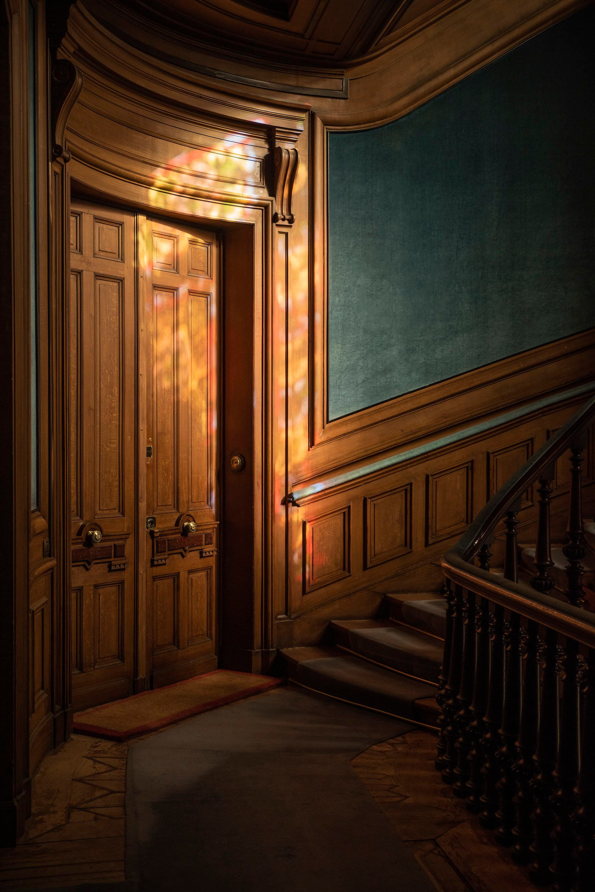 El rellano de la escalera que conduce al piso superiorestá revestido en boiserie. La legendaria condesa Jacqueline de Ribes es vecina de la princesa D’Arenberg.