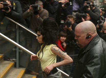 Amy Winehouse, en el momento de llegar ayer a declarar.