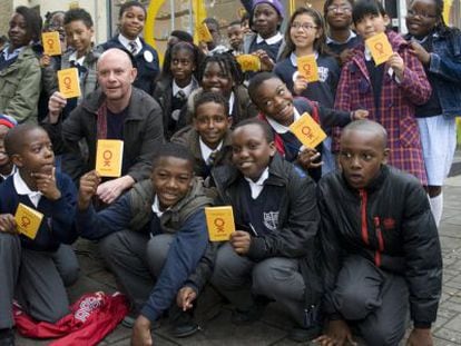 Nick Hornby y los niños del taller literario de una ONG británica.