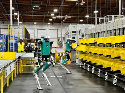 Digit, el robot humanoide, en una demo en un centro de robótica de Amazon al sur de Seattle.