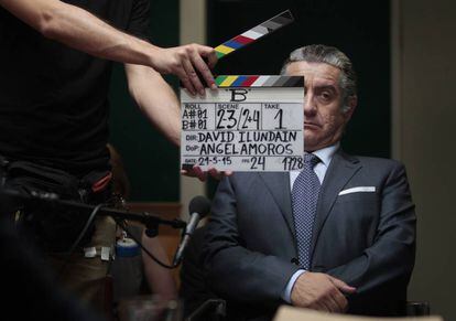 El actor Pedro Casablanc, caracterizado como Luis Bárcenas, en el rodaje de 'B, la película', filme dirigido por David Ilundain.