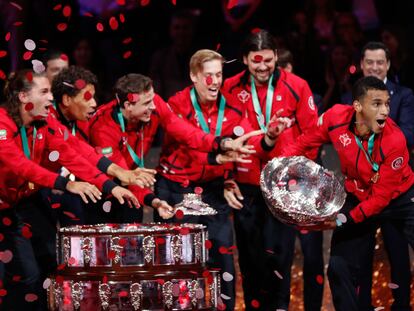 Los tenistas de Canadá celebran la victoria en la Copa Davis disputada en Málaga.