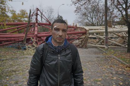 Vitali Smirnoff, víctima de torturas por parte de las tropas rusas, en Jersón, frente a la torre de televisión dinamitada por el invasor.