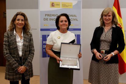 La ministra de Transportes, Movilidad y Agenda Urbana, Raquel Sánchez, ha entregado el galardón a la ingeniera que, en 1973, fue la primera mujer en obtener el título de Ingeniería de Caminos, Canales y Puertos.