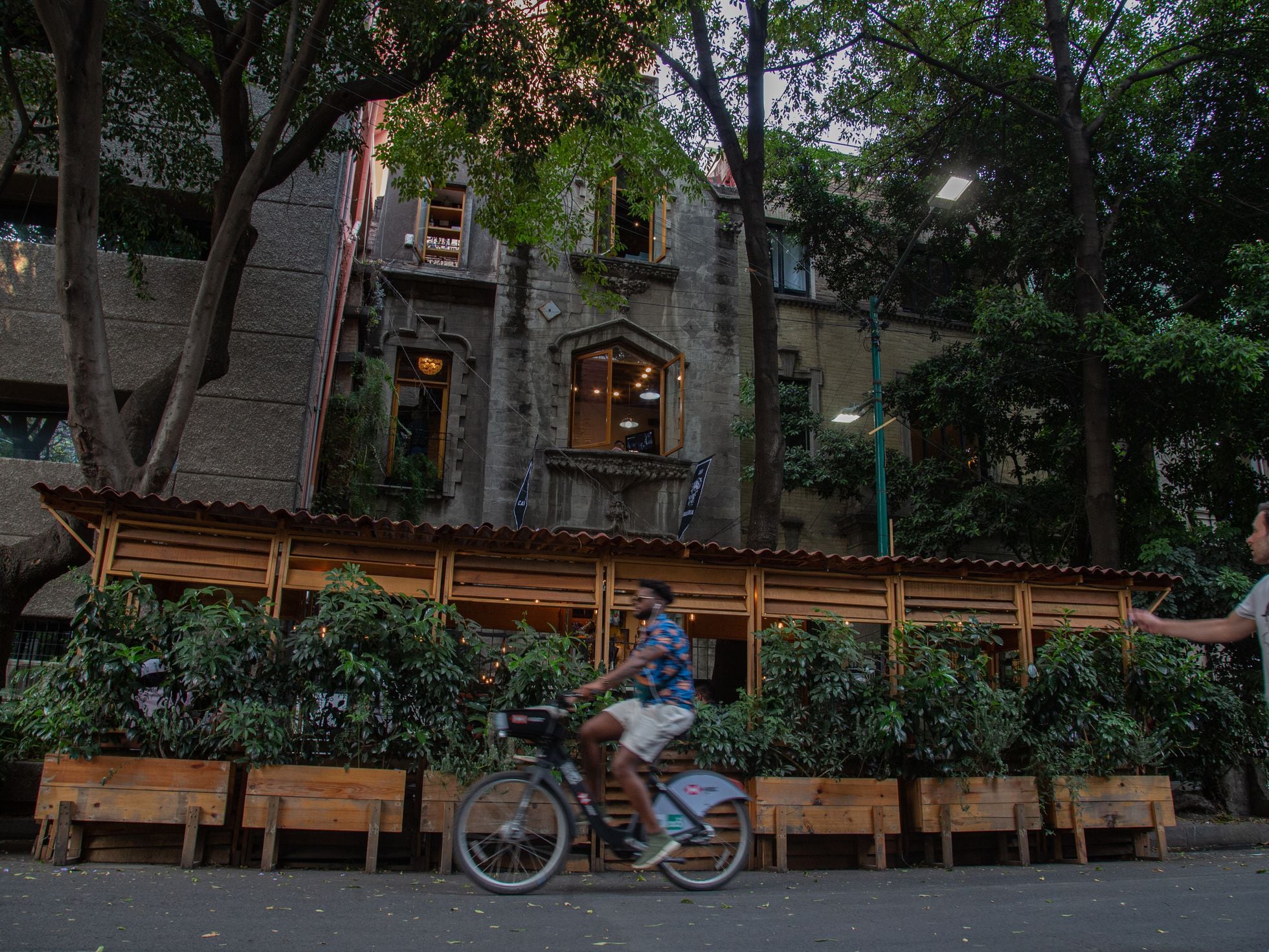 Unos  establecimientos de Ciudad de México han obtenido permisos para  expandir sus negocios en las calles | EL PAÍS México