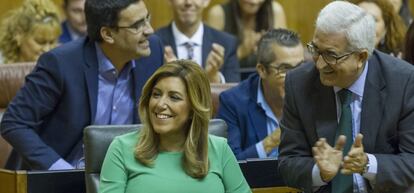 La presidenta de la Junta de Andalucía, Susana Díaz, es aplaudida por el grupo socialista tras ser investida esta tarde como jefa del Ejecutivo regional.