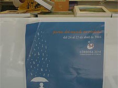 Un <i>stand</i> de <i>Cosmopoética.</i>