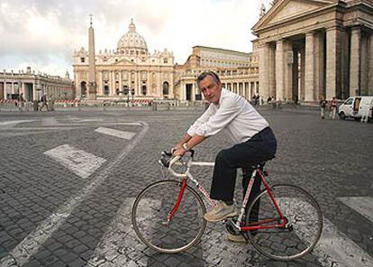 Jorge Dezcallar, demostrando sus habilidades ciclistas en la plaza de San Pedro de Roma.