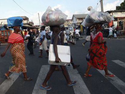 Varias mujeres cruzan un paso de cebra en Monrovia, en noviembre.