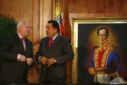 Miguel Ángel Moratinos y Hugo Chávez en Caracas, en julio de 2009.