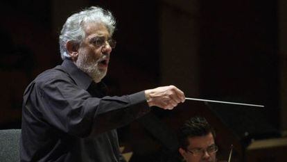 Pl&aacute;cido Domingo al frente de la Orquesta de la Generalitat Valenciana.