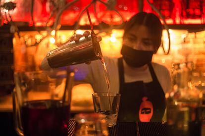 Una mesera sirve un trago en la barra de una cantina de Ciudad de México el pasado viernes.