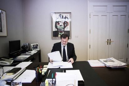 El presidente del Gobierno, Mariano Rajoy, en su despacho en el Palacio de la Moncloa.