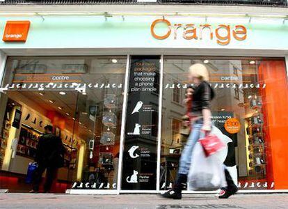 Una mujer pasa por delante de una tienda de Orange, filial de France Telecom, en Londres.