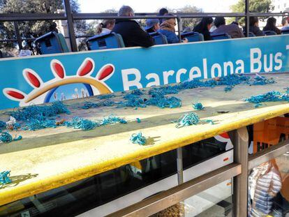 Auriculares desechados por los pasajeros del Barcelona Bus Tur&iacute;stico. 