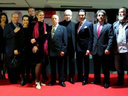 Los galardonados con los premios taurinos y de teatro Ercilla posan juntos este lunes en Bilbao. 