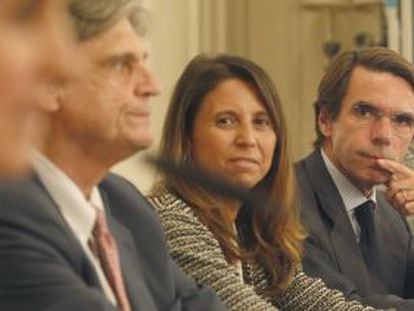 El expresidente del Gobierno Jos&eacute; Mar&iacute;a Aznar junto a &Aacute;ngeles Pedraza (segundo y primera por la derecha), en la presentaci&oacute;n de un libro. 