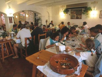 Comedor del restaurante Es Cranc, en Fornells (Menorca).