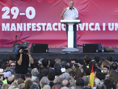 El ex secretario general del PCE, Paco Frutos, durante su intervención este domingo en la manifestación convocada por Societat Civil Catalana.