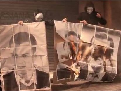 Miembros de Arran queman fotos de Sánchez, Rivera y Rajoy.