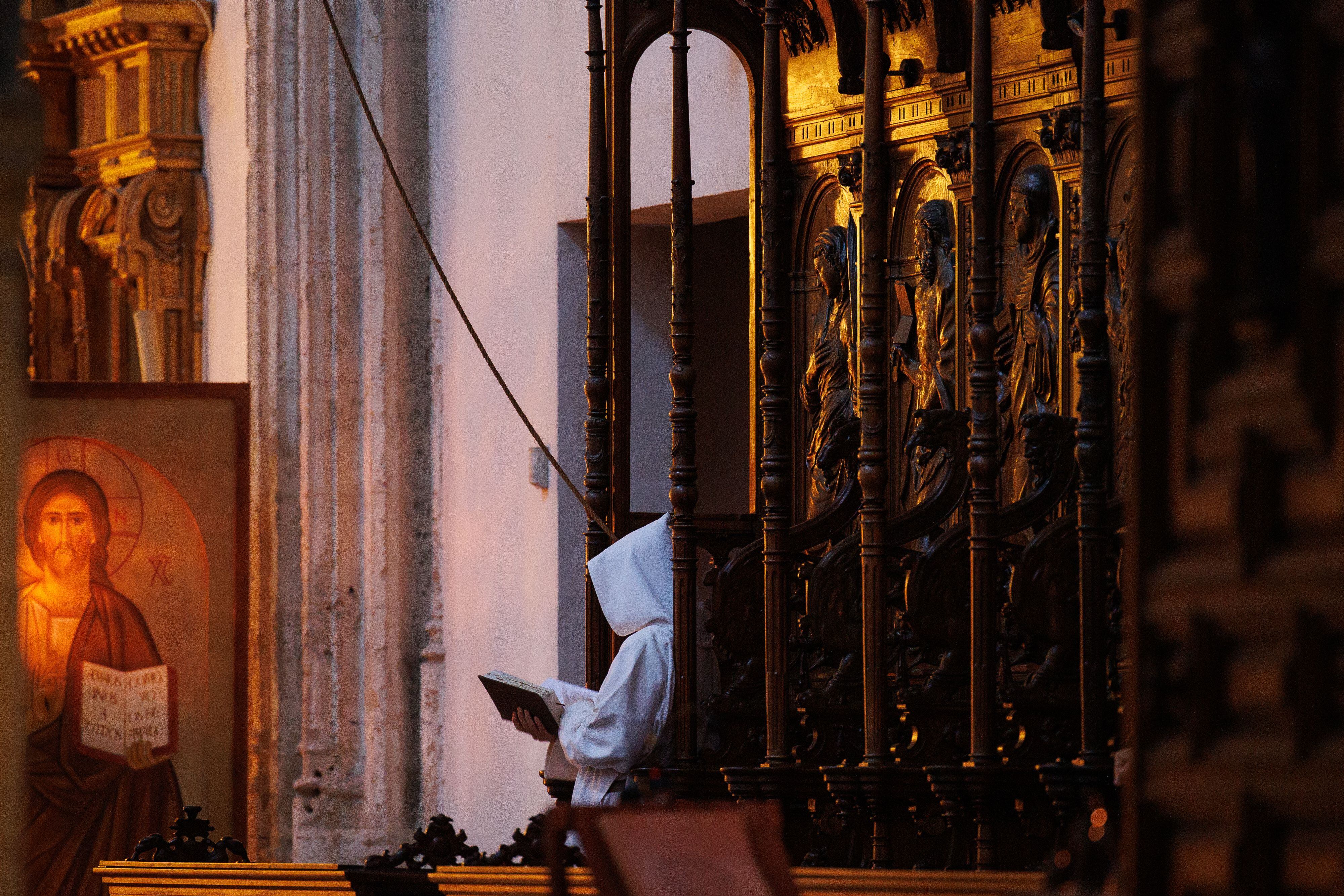 Una de las hermanas de Belén rezan vísperas en una zona de la iglesia vetada a los visitantes.  