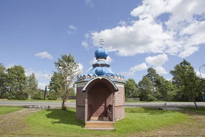 Capilla de estilo tradicional anexa al museo dedicado al personaje del jefe de posta de 'Los relatos de Belkin', de Pushkin, en Vira.