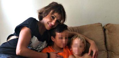 Juana Rivas, con sus hijos, en una foto difundida por la familia mientras permanecían ocultos.
