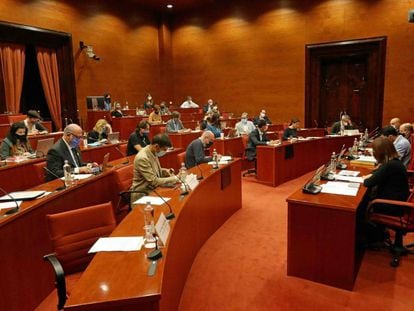 Compareixença de Núria Llorach, Vicent Sanchis i Saül Gordillo en una comissió de control del Parlament. 