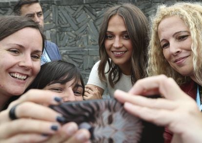 Alicia Vikander (centro) atiende a los fans. La sueca ha sido la primera estrella con película en esta edición del Zinemaldia.