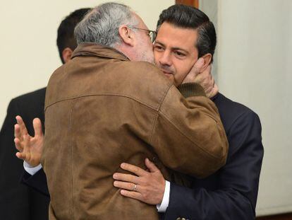 Javier Sicilia besa a Enrique Pe&ntilde;a Nieto.