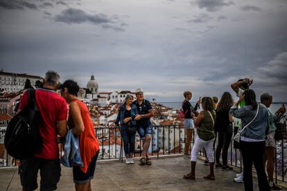 Turistas posan en el barrio Alfama de Lisboa, el pasado 13 de septiembre.