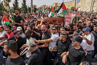 Banderas palestinas en el cortejo fúnebre de la periodista  Shireen Abu Akleh, en el trayecto desde la iglesia al cementerio, en Jerusalén.