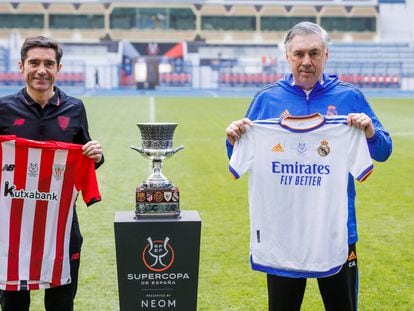 Marcelino y Ancelotti posan las camisetas de sus equipos antes de la final.