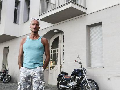 Sven Fischer, en el número 46 de Kopenhagenerstr, en el que arrenda un apartamento.